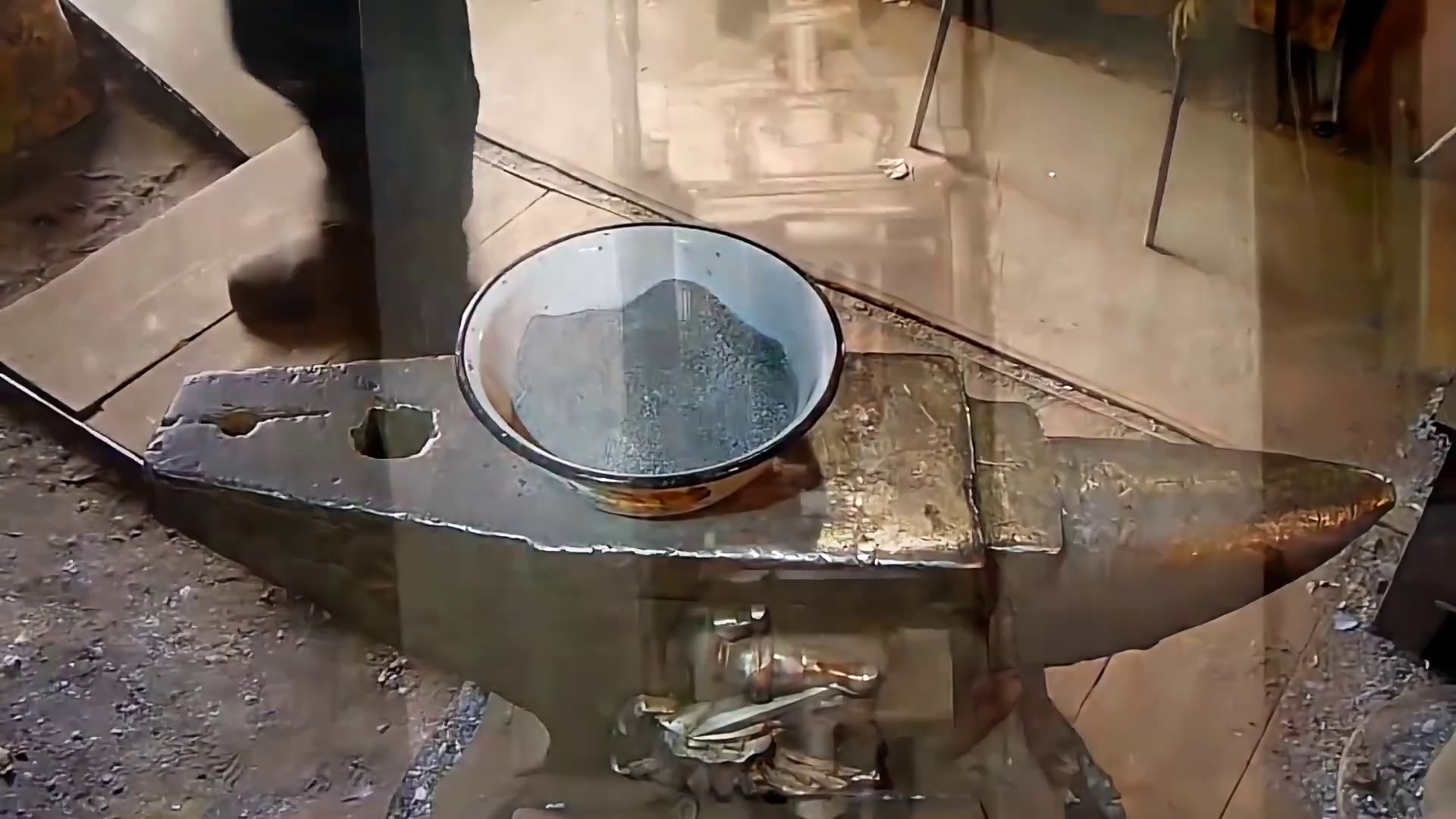 钢铁的蜕变交响！机械锻压瞬间火花炸裂，这画面也太解压了