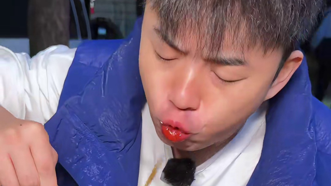 老式南川烧烤还有多少宝藏！拉丝一米长的手工苕皮加上比脸还大的藕片，这一顿口感太爆炸了！ #