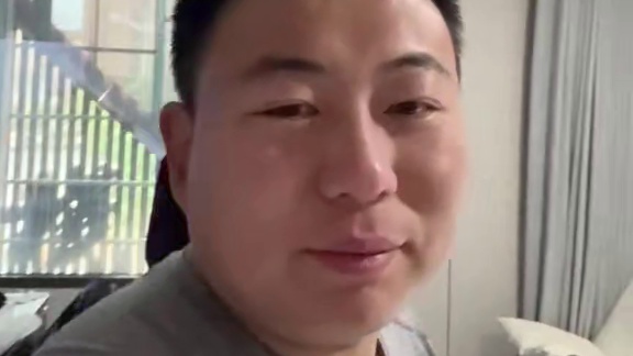 这小子，骑自行车也能氪金充钱！人才啊