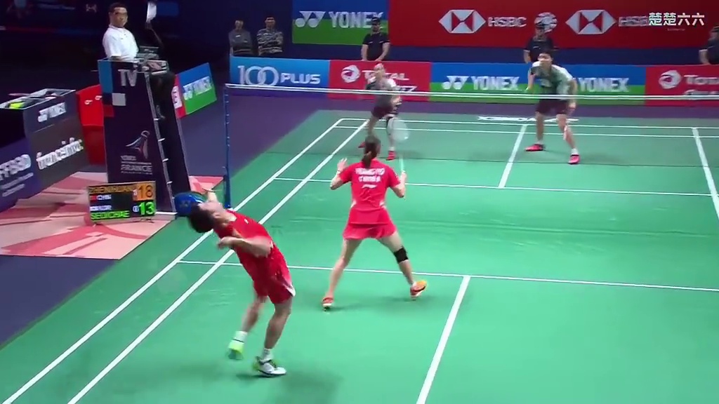 雅思的快节奏压得蔡侑玎抢球，后直拍脑门仿佛在想死脑子咋想的