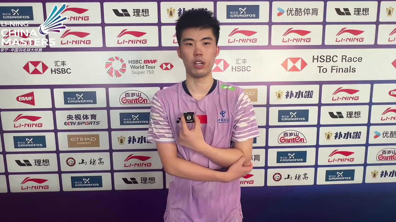 赛后采访翁泓阳战胜奈良冈功大 9月16日，2025李宁·中国羽毛球大师赛进入第一个比赛日。在男子单