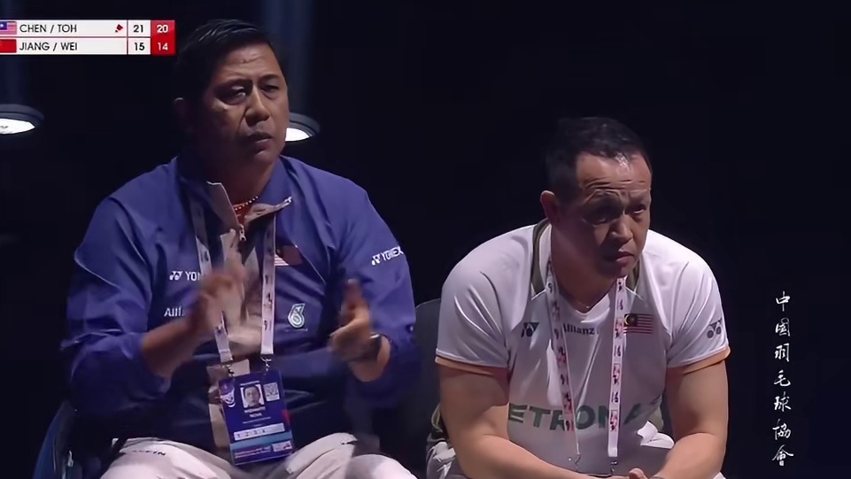 世锦赛混双决赛第二局末段：信号恢复之后，比分已经来到16:14，最后也没出现奇迹，马来西亚选手笑到最