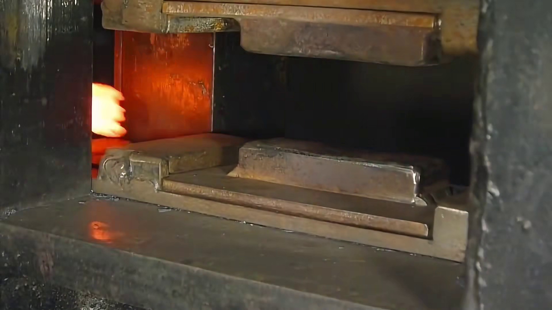 每一锤都是艺术！见证螺丝在烈火与锻打中的重生，这才是匠人精神