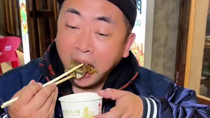 人均不到30吃三斤左右牛排锅，还有30多种菜品随便吃，就在复兴村这家每天排队的火炎焱