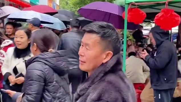 听说阿姨还要再送一些锅？