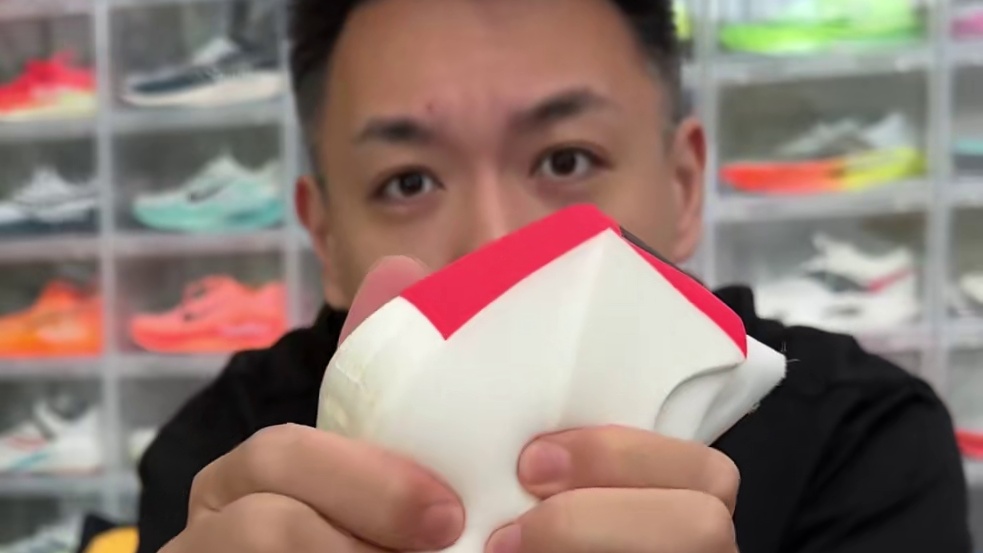 完成了世界100公里挑战的超厚跑鞋——EVO Prime X，全世界只有五双！我的粉丝花6个w搞到了……