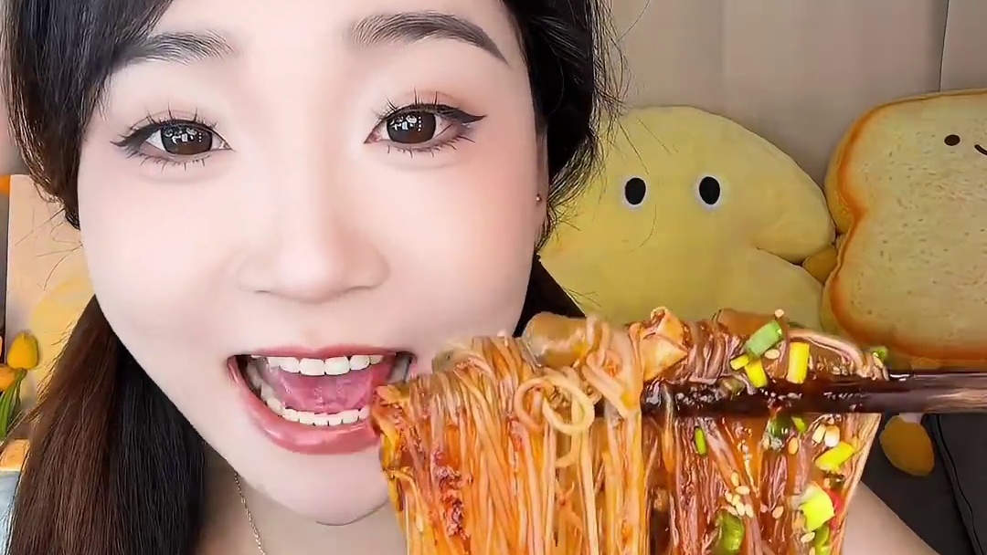 今天是红油麻辣烫！降温的天气还是暖呼呼的麻辣烫靠谱！