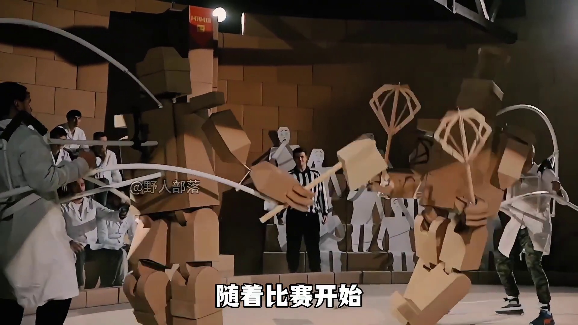 这绝对是男生看完划不走的节目，国外老哥利用破纸板制作机甲格斗