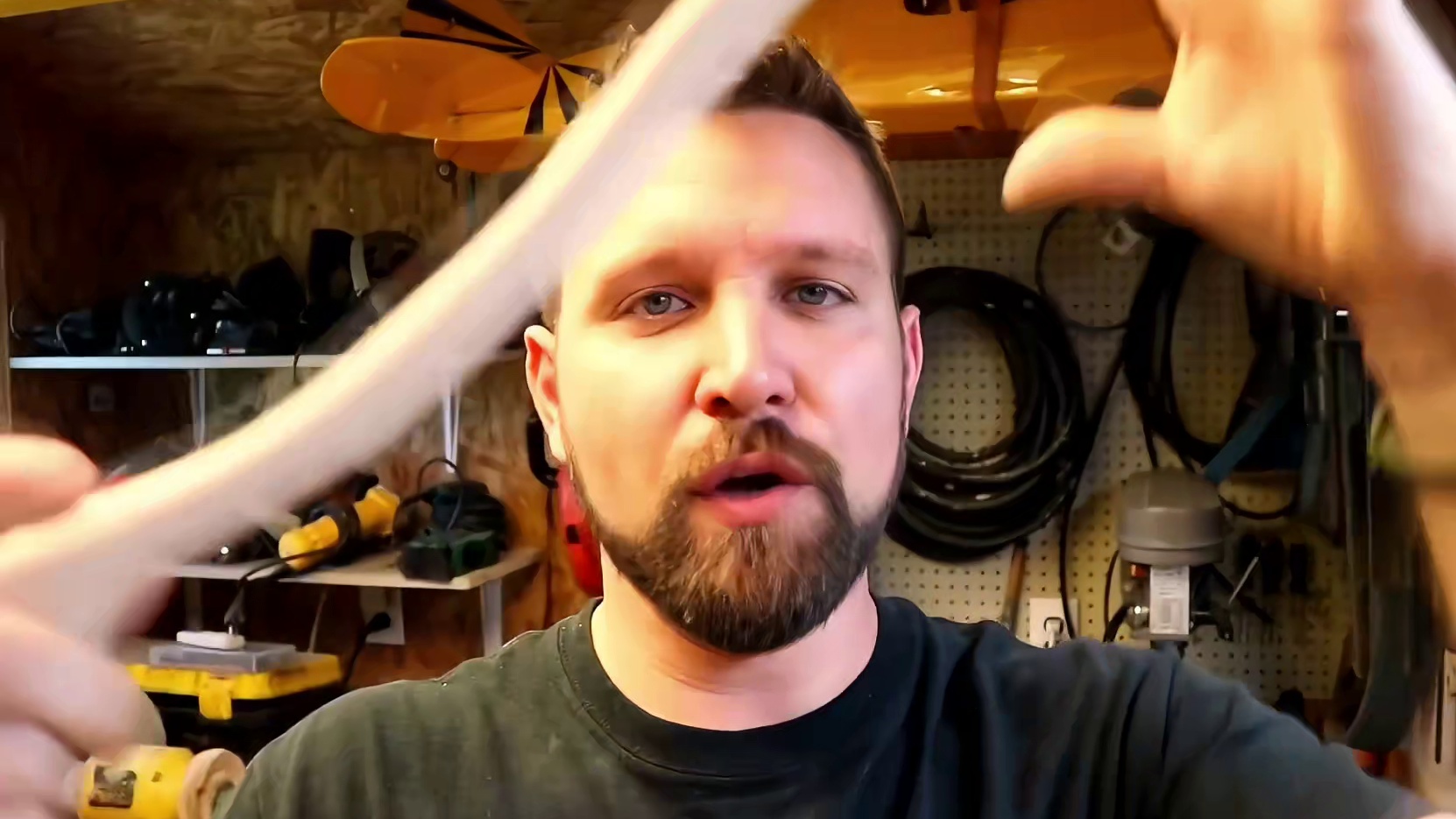 木头刻出格鲁特臂膀，钢铁雕出闪电纹路：一柄战斧的诞生全记录