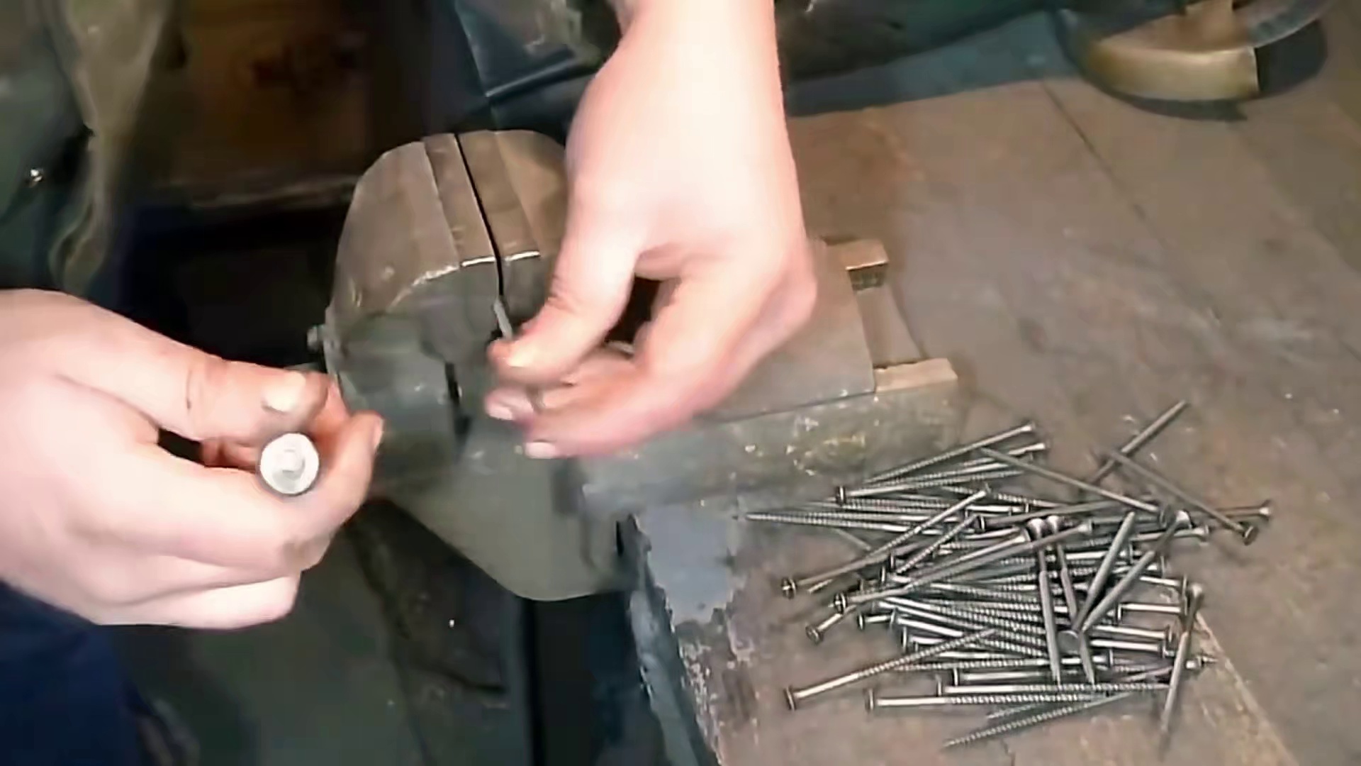 每一锤都是艺术！见证螺丝在烈火与锻打中的重生，这才是匠人精神