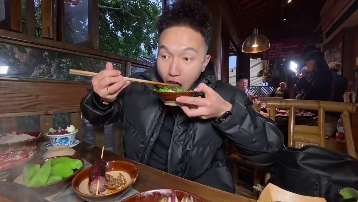 重庆景区的物价真的是打破了我的认知，素菜1起荤菜五块！98块钱就可以吃18道菜 #