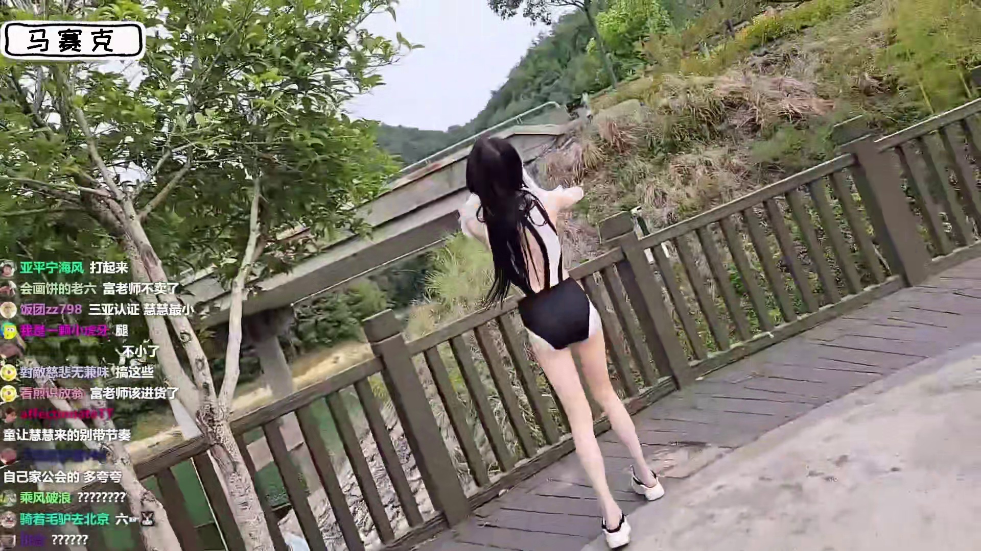 妹子当童面换泳衣，童拦都拦不住：去角落啊太丢人了