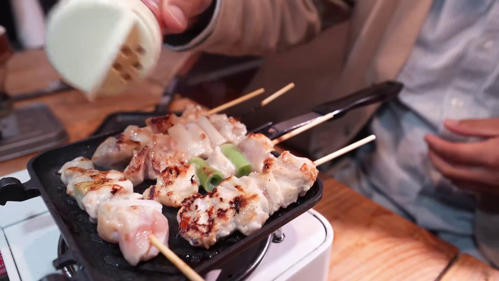 第1集：男人驾驶房车出行，遭遇暴雨天气和夕阳美景，在森林中露营过夜