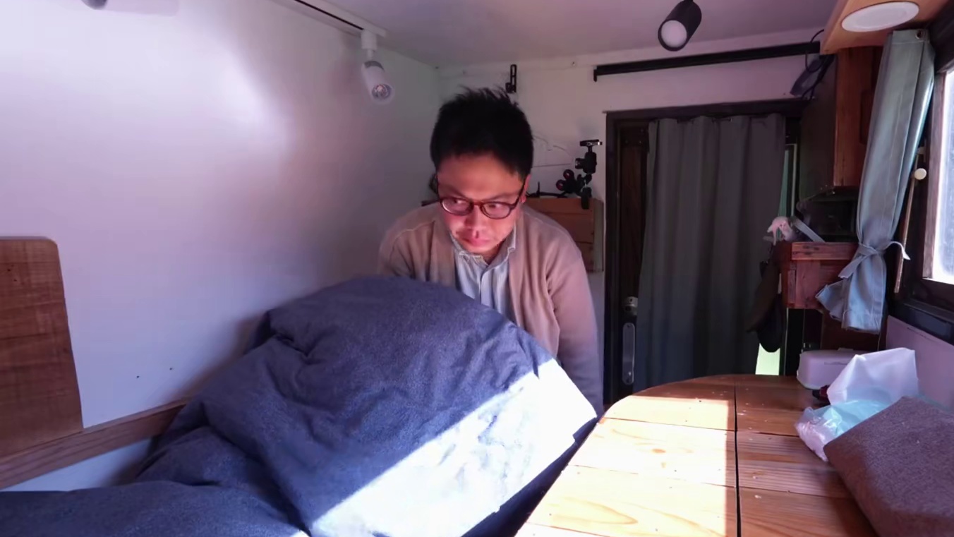 第2集：男人驾驶房车出行，遭遇暴雨天气和夕阳美景，在森林中露营过夜