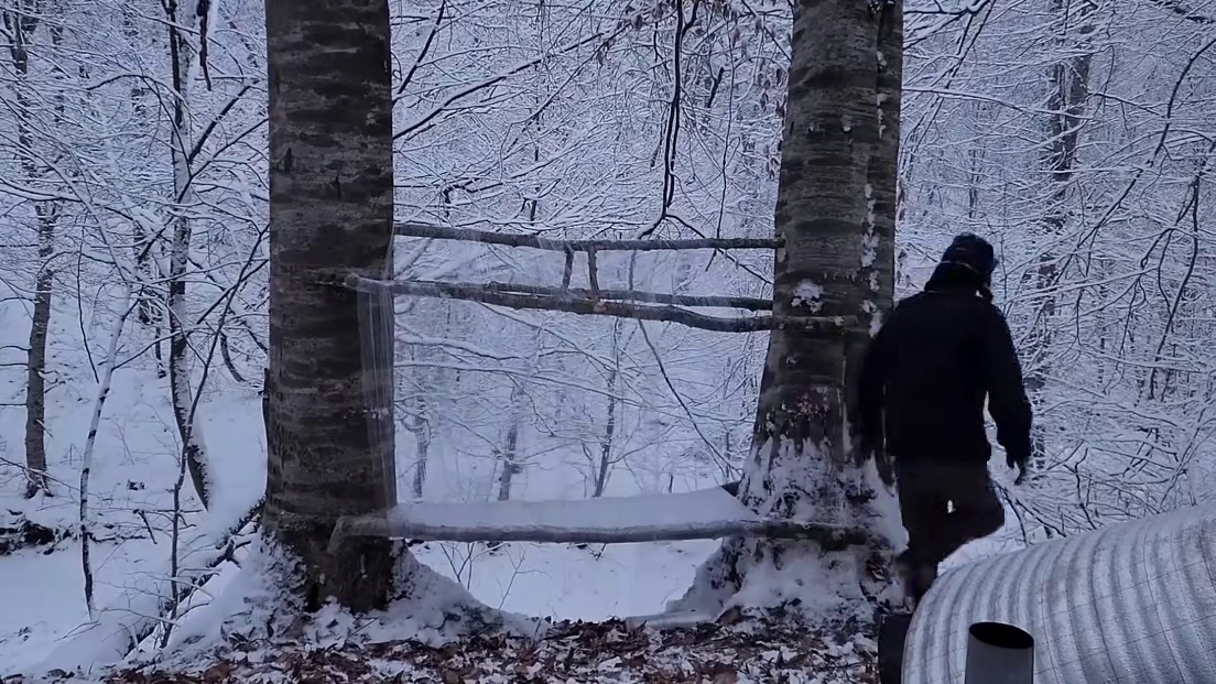 男人在荒野搭建保鲜膜临时庇护所，第二天开始挖掘山洞庇护所 (1)