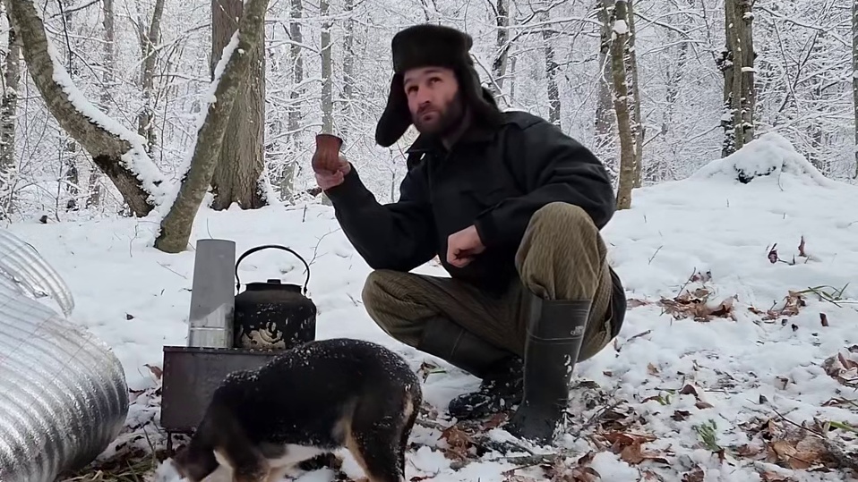 男人在荒野搭建保鲜膜临时庇护所，第二天开始挖掘山洞庇护所 (2)