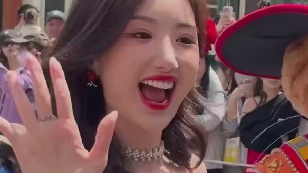 红裙摇曳让人挪不开眼，好美啊！