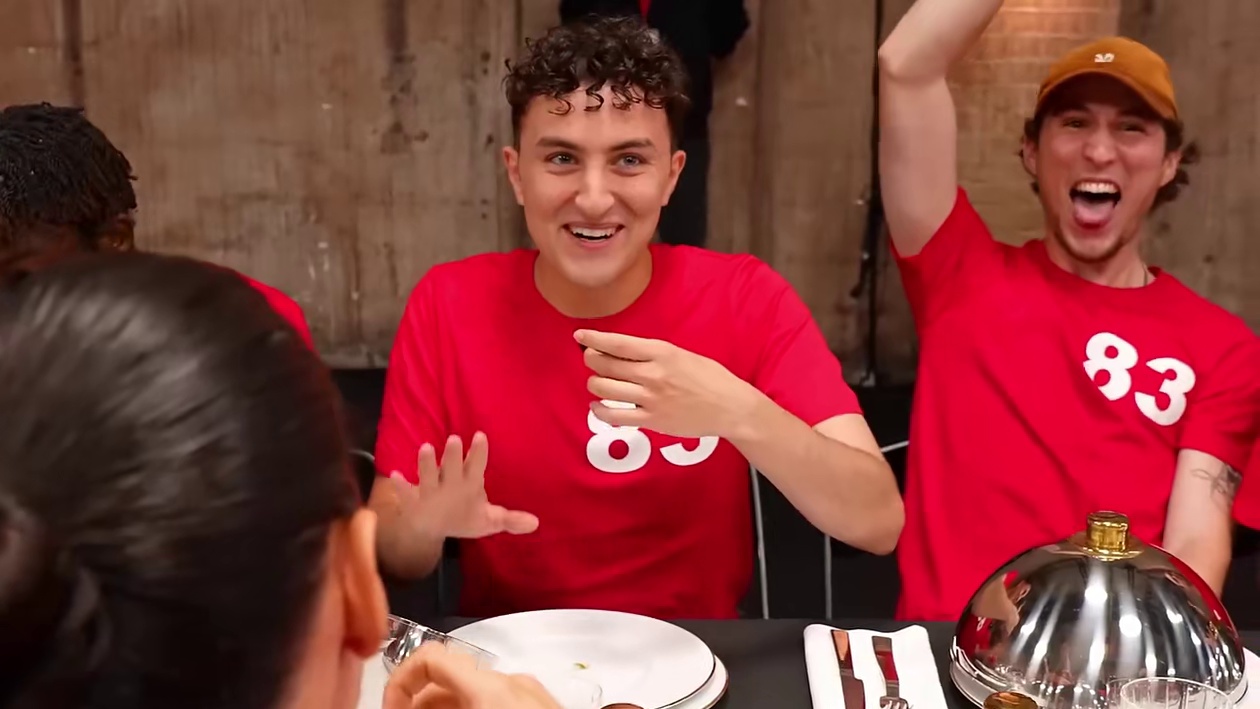 100人挑战不离开餐桌，坚持到最后的人，获得1万欧元