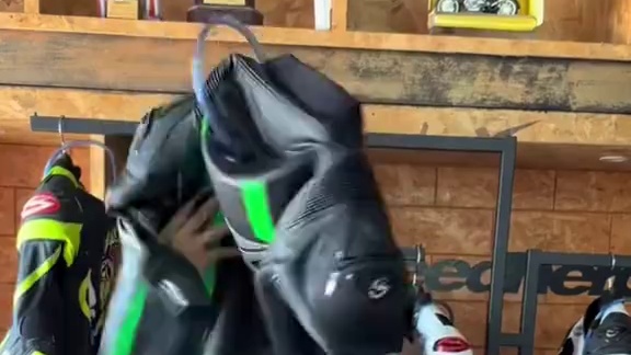 澳洲袋鼠皮所量身定制的川崎连体 一个字 帅！