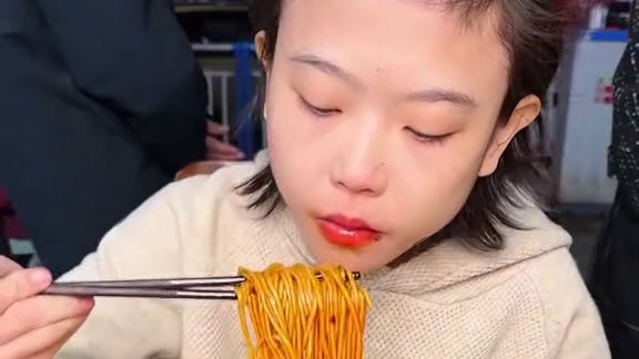 4斤下肚居然还没吃饱！广东妹妹（已成年）挑战完1斤面和1斤米线后接着挑战2斤面！