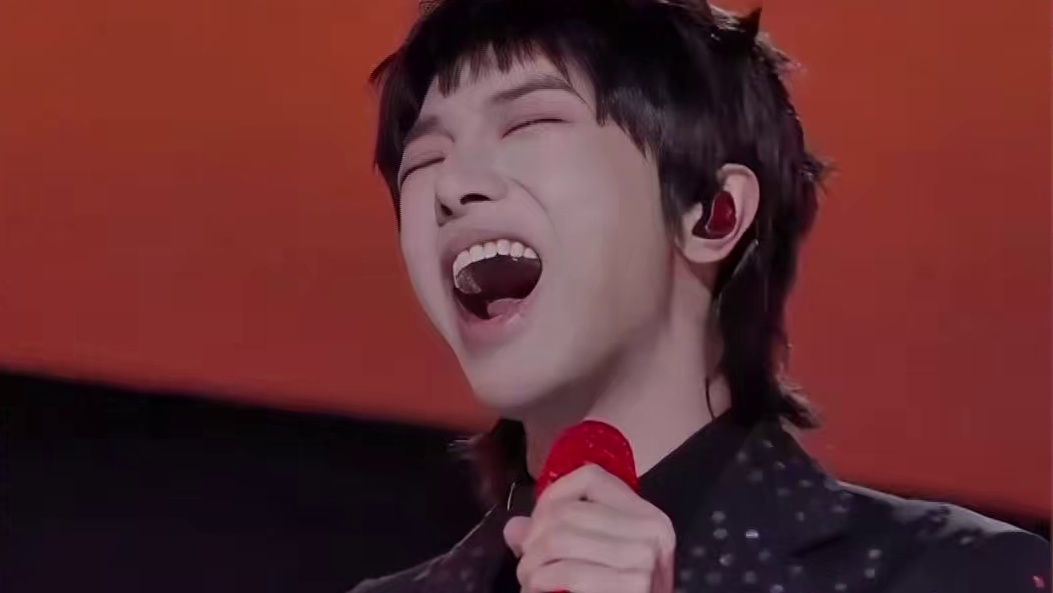 华晨宇被狗仔拍到抽烟，还把抽了一半的烟递给朋友！