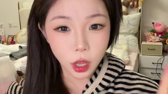 今天化的妆终于有了一点点改变，学一个新的妆容太难啦！