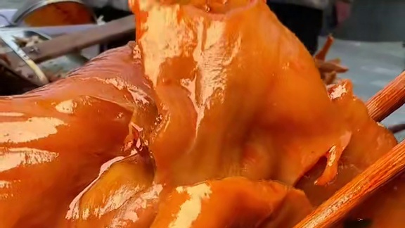 卤味与火锅的双重暴击，在嘴里碰撞出忘不掉的味道，专门开车来温江，就为了这一口卤味火锅