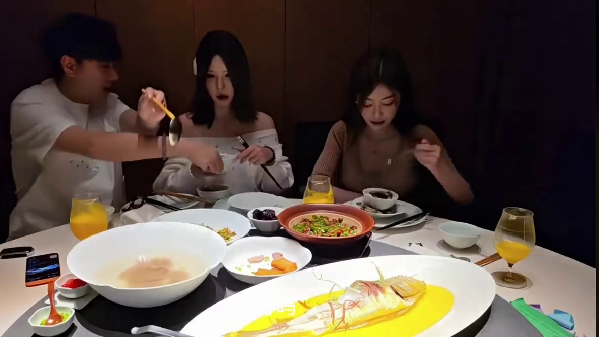 刚子喝汤给QQ大王看懵了。