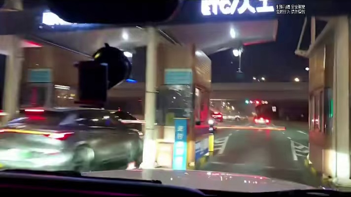 一句话给收费员整懵了