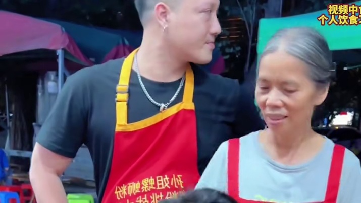 广东帅哥挑战轻松拿走50箱螺蛳粉