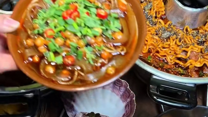 这个冬天来上热乎乎的茶壶小火锅真的幸福值拉满，78️2-3人餐，像新品烧椒牛肉真的是下饭 #