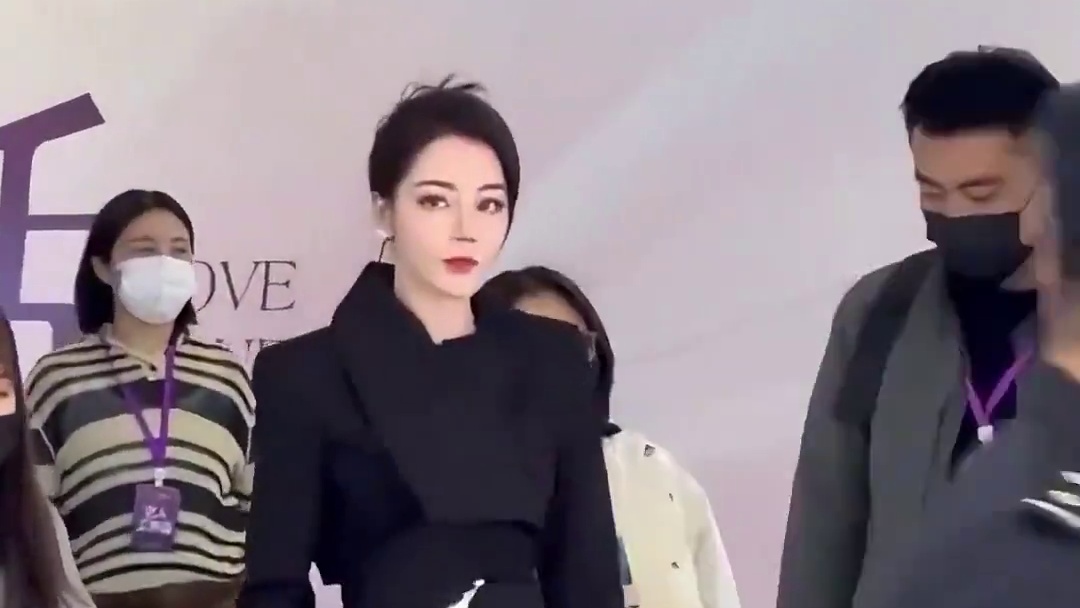 为何“顶配剧宣”早该轮到迪丽热巴？回看来时路，长达数年的坚守让人心疼