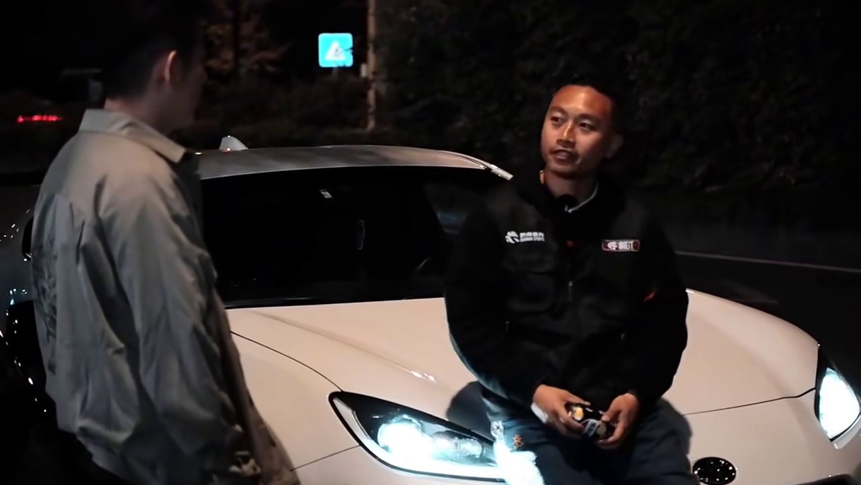 村GT宣传片，复刻电影头文字D片段，高桥凉介的角色由百亿兄弟饰演，而藤原拓海的角色呢，由我们的村长饰