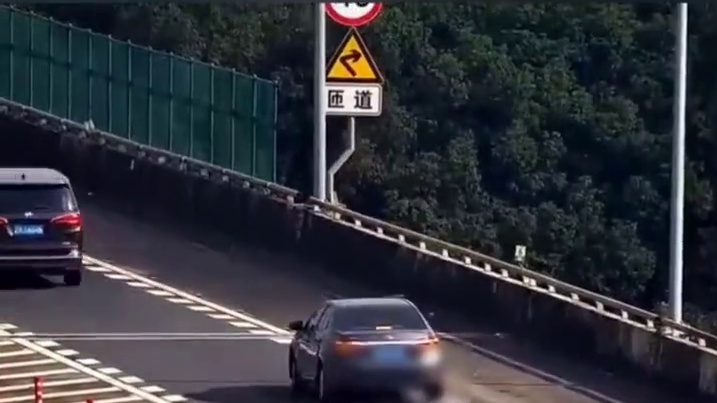 “一停二倒三转向” 错过出口如此操作太鲁莽！ 错过出口，将错就错️，高速公路禁止倒