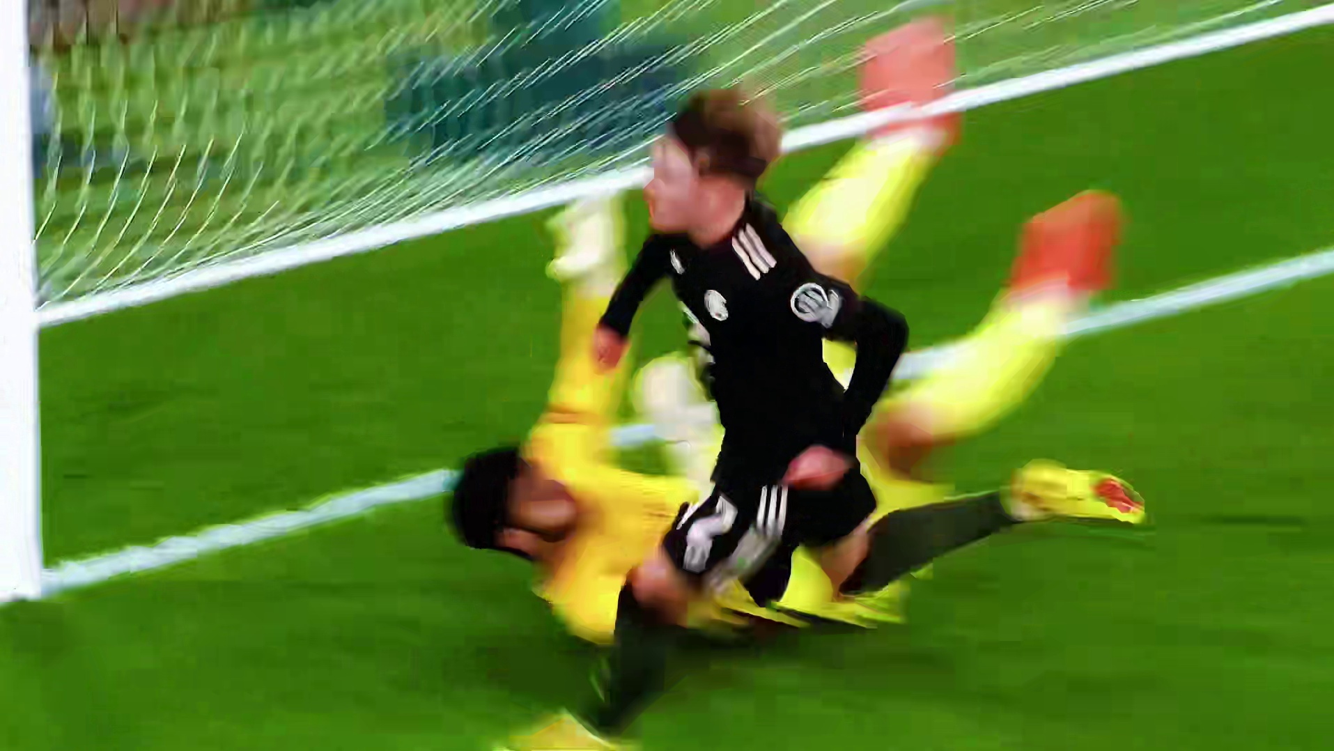 角球队发威！廷贝尔破门！卡尔扳平比分！半场枪手1比1拜仁！