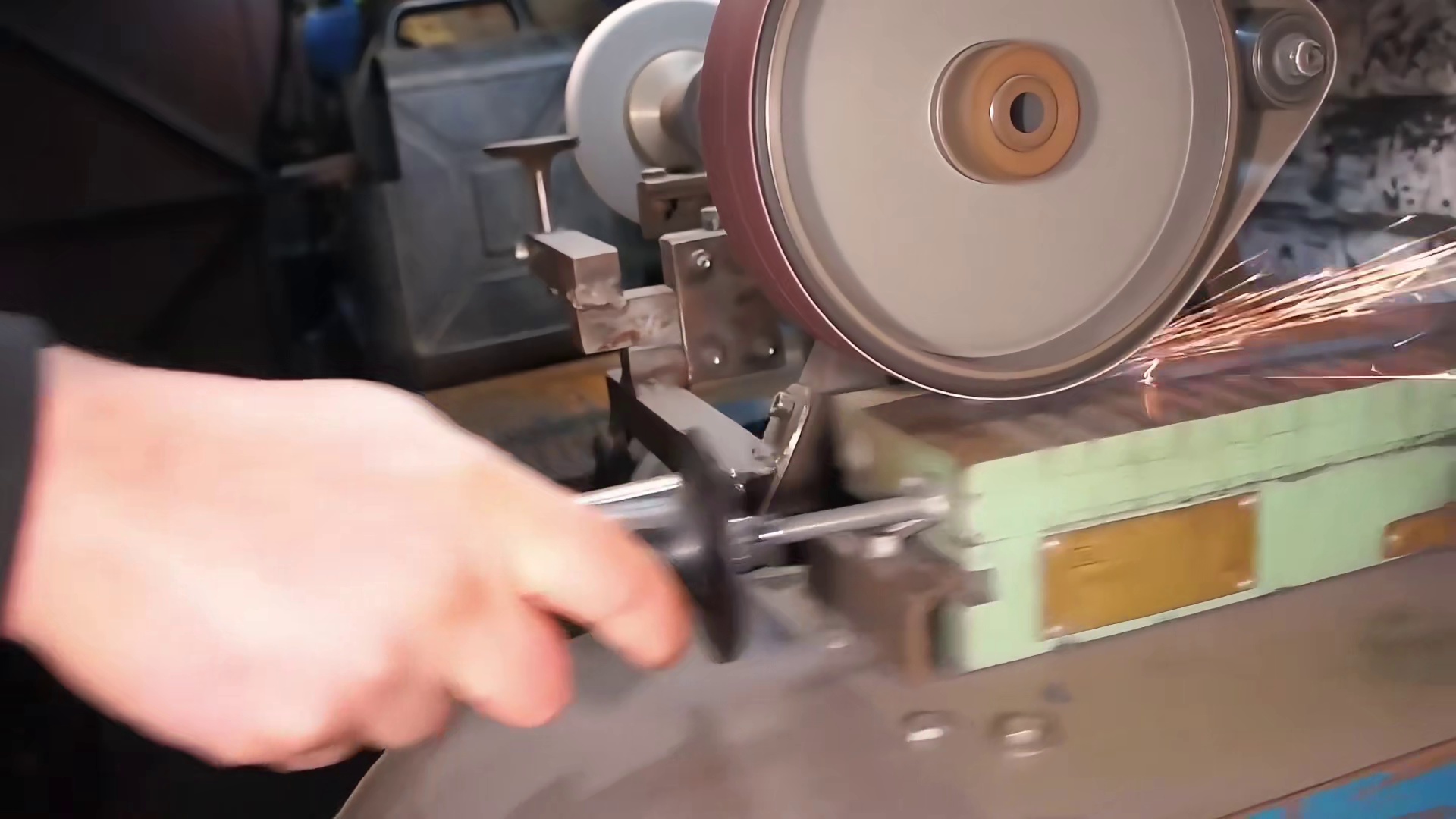 火花四溅！看螺杆在千锤百炼中‘脱胎换骨’，成品惊掉下巴！