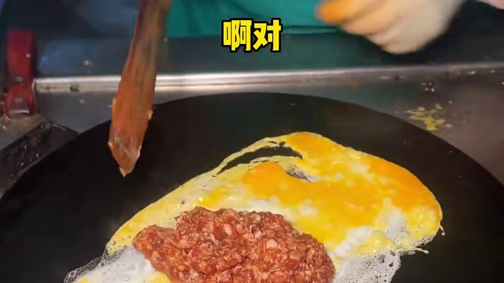 南京街头凌晨两点才出摊的肉沫煎饼，老两口卖了38年！