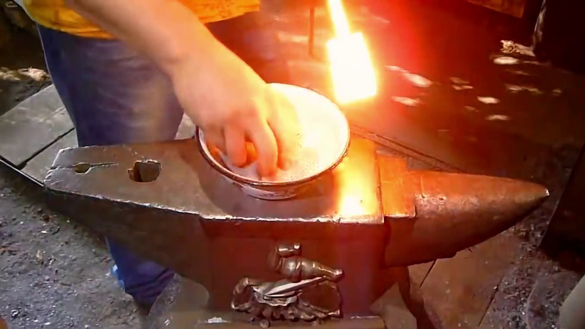 力与火的极限艺术！锻刀大师皮蓬千度火花中锻出大马士革魔纹！