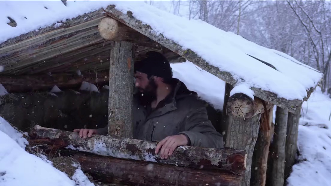 男人在雪地建造地下庇护所，在荒野生存的体验感拉满 (3)