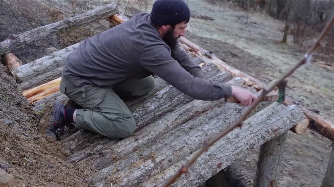 男人在雪地建造地下庇护所，在荒野生存的体验感拉满 (2)