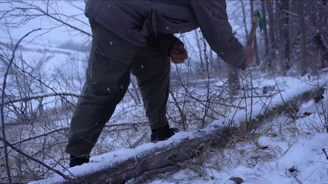 男人在雪地建造地下庇护所，在荒野生存的体验感拉满 (1)