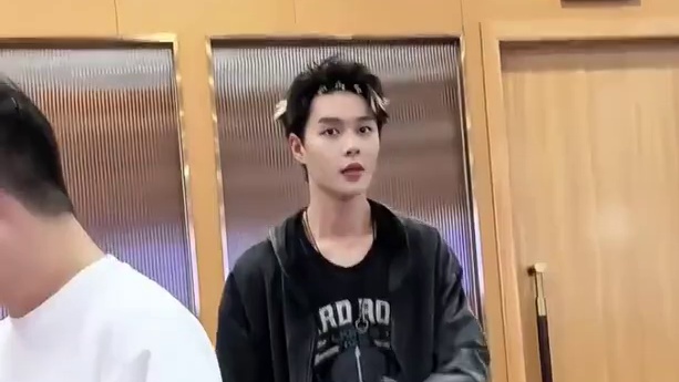 鎏光盛典上唐国强大胆开麦：为何柯淳没来？主持人慌忙解释后才知他早已走向另一个赛道