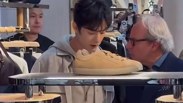 发明肖战的人简直是个天才！ 帅到无法呼吸了而且，他摸了那双鞋！！！ 蛋卷散了吗的视频 ​​​