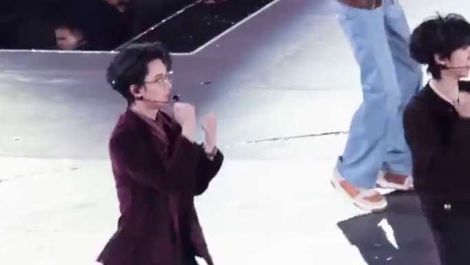 薄底尖头皮鞋真的太超过霸总哄你 11.22六周年演唱会《I Like U Like》饭拍合集 / ​