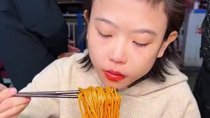 广东妹妹（已成年）看起来像初中生，没想到吃面竟然这么凶！