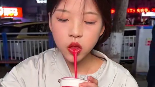 小美女来挑战2斤面，手都挑软了