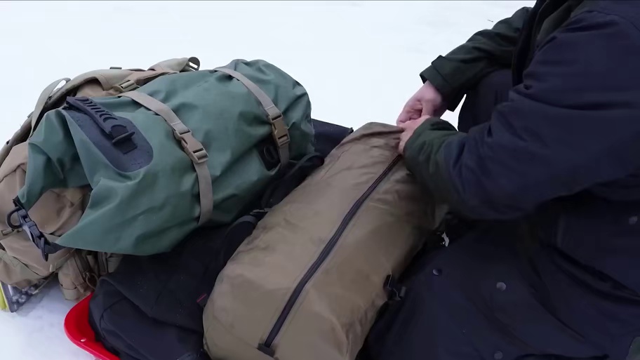 小伙沉浸式极地露营