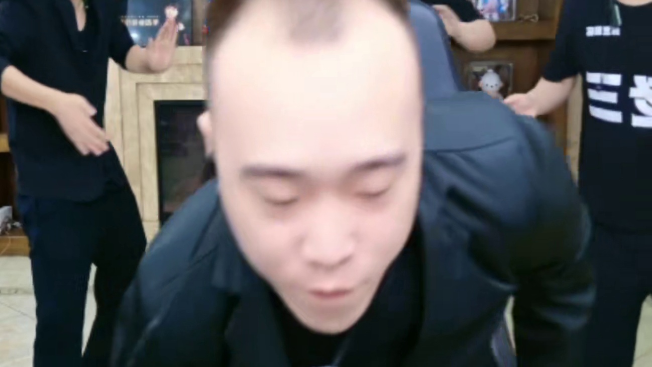 绿豆装啵一与秃子接米，结果秃子拿下双五杀，绿豆瞬间变脸