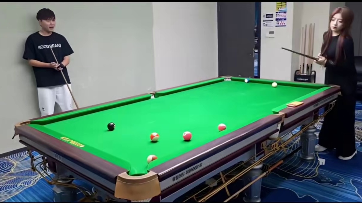 狠总招的台球妹子有点东西啊