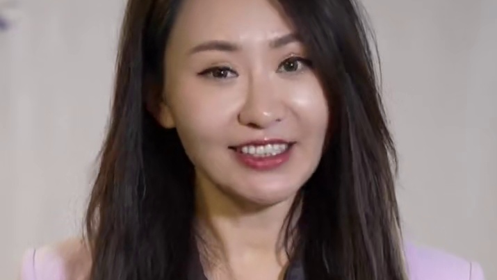 首次突破！中国科学家用“电”点亮稀土！ 稀土原本是显示界的“天才选手”，但天生绝缘，只能靠外部光源点